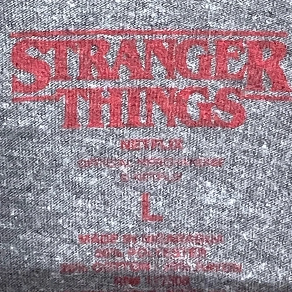 Stranger Things raglan baseball tee, Abbey Road themed graphic. Men’s large - Picture 4 of 5